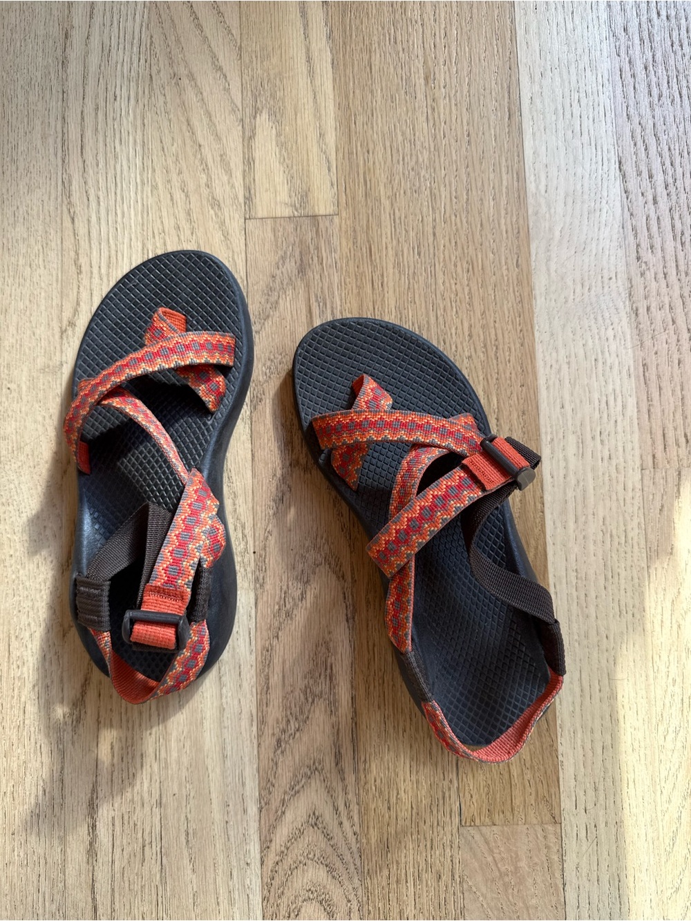 NWOB Chaco’s Outdoor Women’s Sandals Size 7 with Orange Patterned Straps
